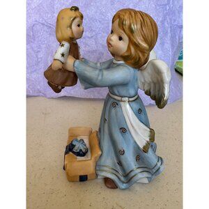 Goebel Annual Angel Figurine  Holiday Surprised  86/20,000 Limited Edition 2004